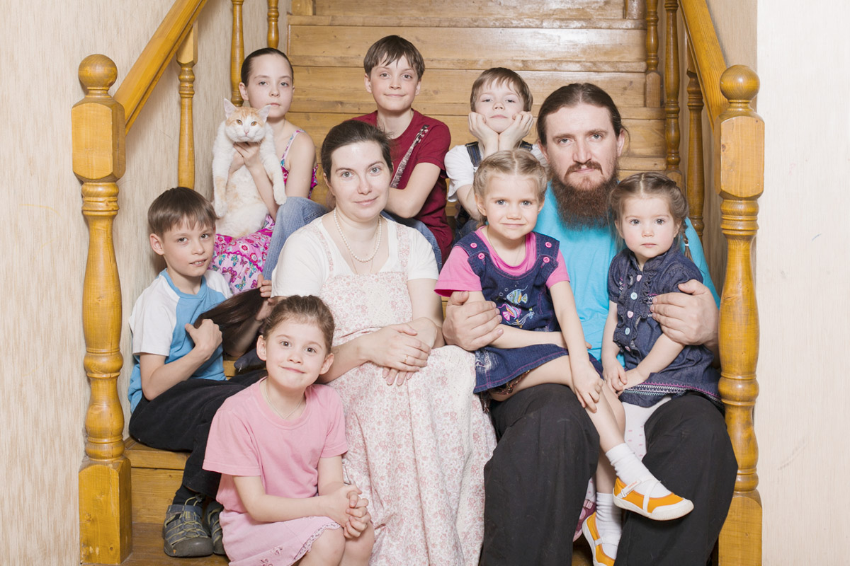 Многодетная семья воспитала. Многодетная семья. Многодетная семья в России. Православная многодетная семья. Многодетная русская семья.