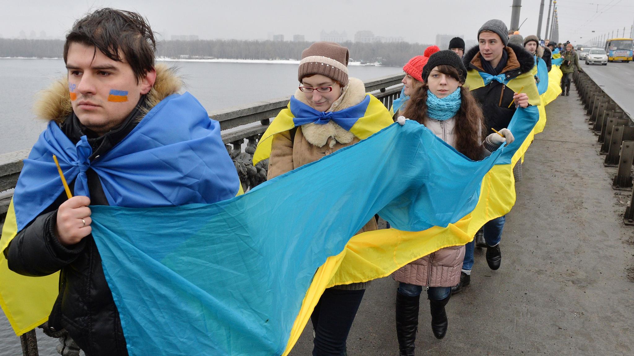 Украинцев конец. Обычный украинец. Недовольные украинцы. Украине конец. Толпа украинцев.