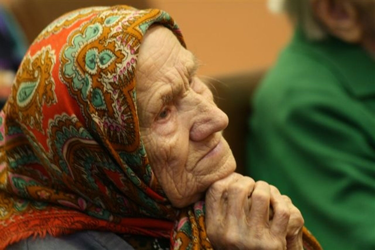 Старики старухами видео. Старушка молится. Плачущая старуха. Старая бабушка. Бабуля в платке.