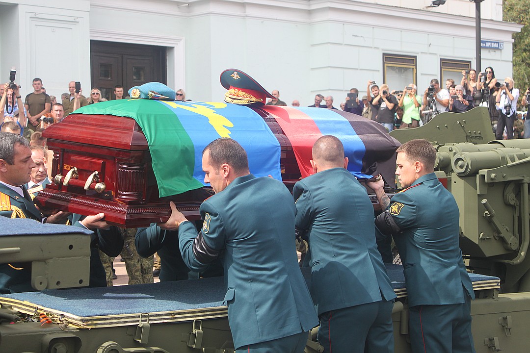 Повезут на лафете. Похороны александразахарчнко. Захарченко на похоронах Гиви.
