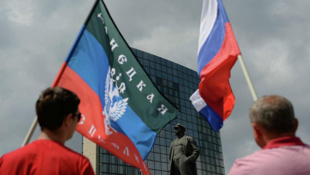 Флаги России и ДНР