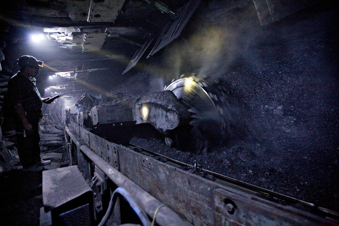 Каменный уголь шахта. Угольная промышленность Шахты. Шахта угольная проходка. Добывания угля в Шахтах. Лава в шахте.