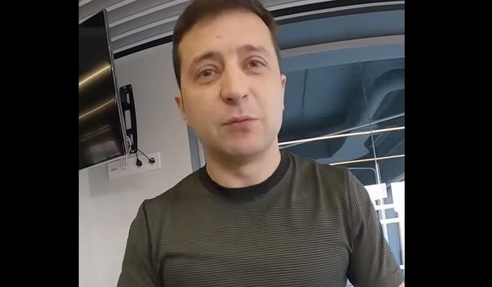Зеленский вещает из спортзала Зеленский вещает из спортзала