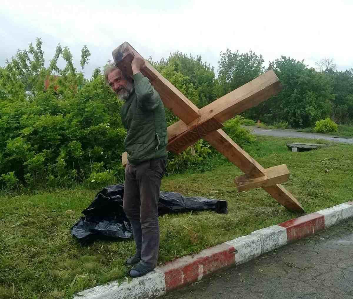 Мужчина с крестом