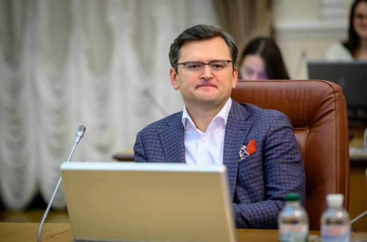 Глава МИД Украины начал грозить Москве после того, как Песков ответил Зеленскому