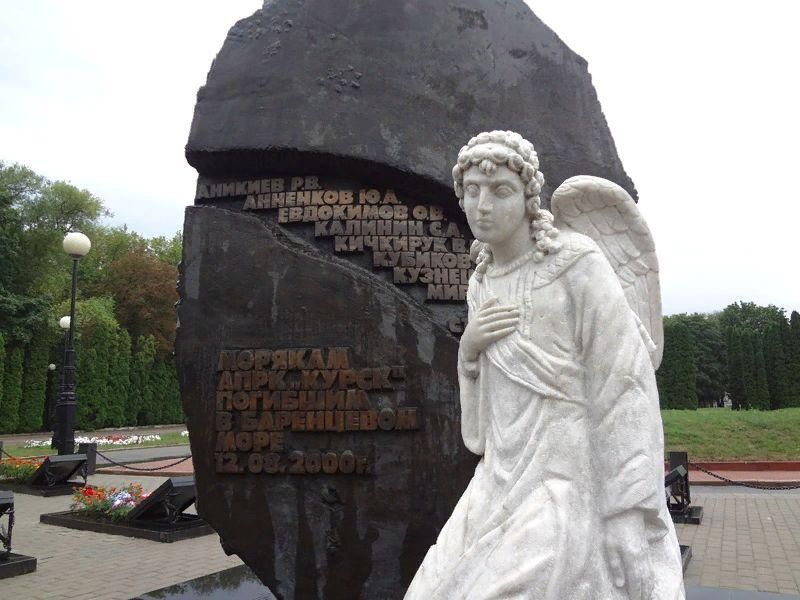 Памятник морякам, погибшим на подводной лодке "Курск".