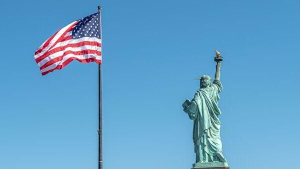 Флаг США и статуя Свобода