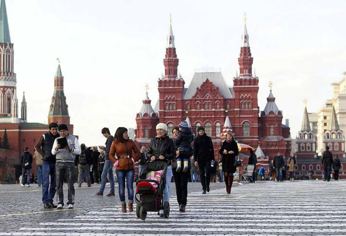 Человек пл. Красная площадь много людей. Много народу на красной площади. Москва красная площадь люди. Москвич на красной площади.