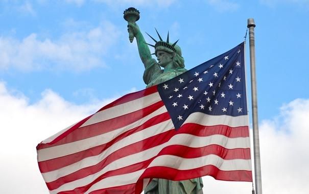 Флаг США и статуя Свобода