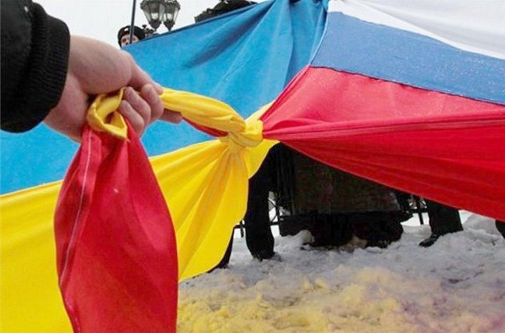Флаги  Украины и России