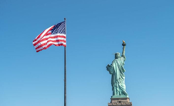Флаг США и статуя Свободы