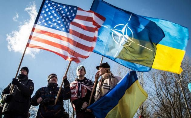 Флаги США, НАТО и Украины
