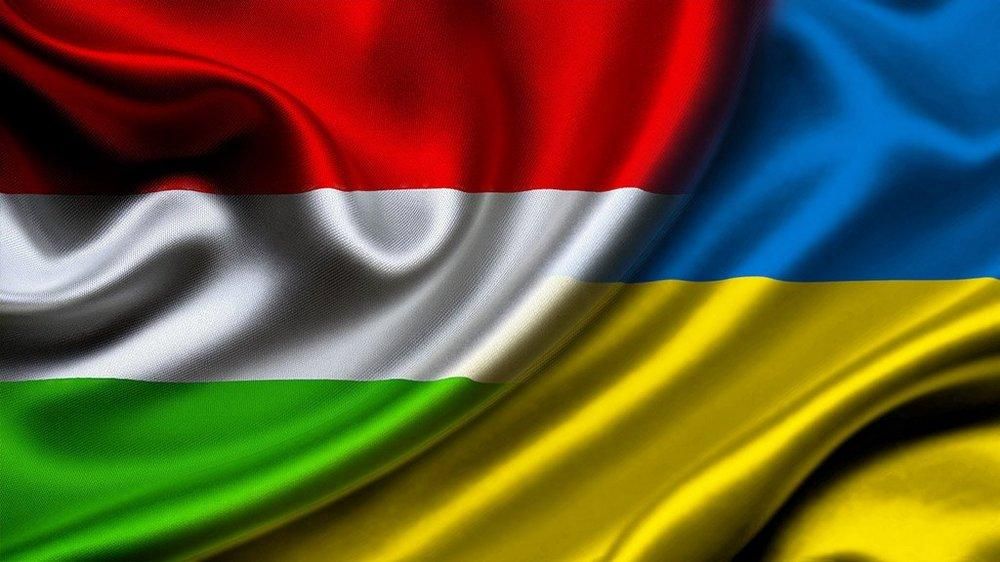 Флаги Венгрии и Украины
