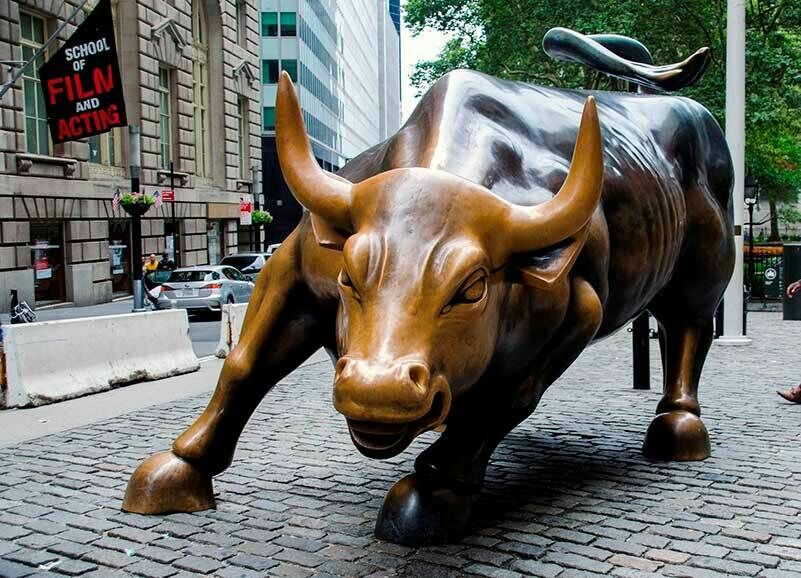 Атакующий бык на Уолл-стрит