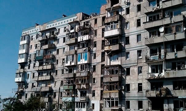 разрушенный многоквартирный дом