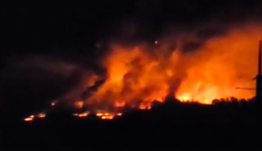 Пожар после ракетного удара в Луганске