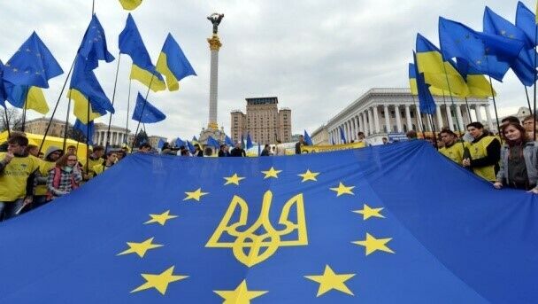 Флаг ЕС и украинский герб