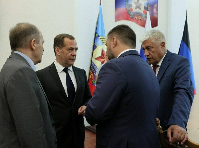 Официальные лица