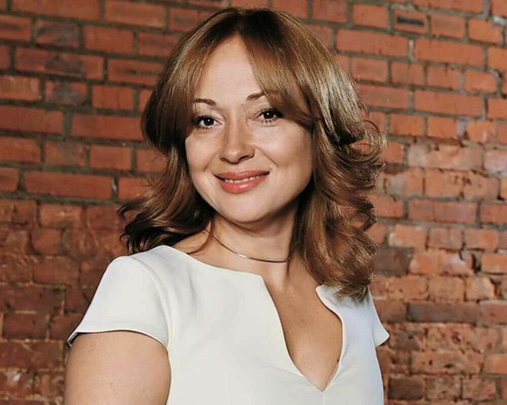 Известная российская актриса привезла подарки для мирных жителей Харцызска  - NewsUA.RU