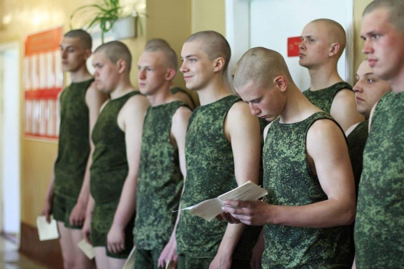 Парни в военкомате