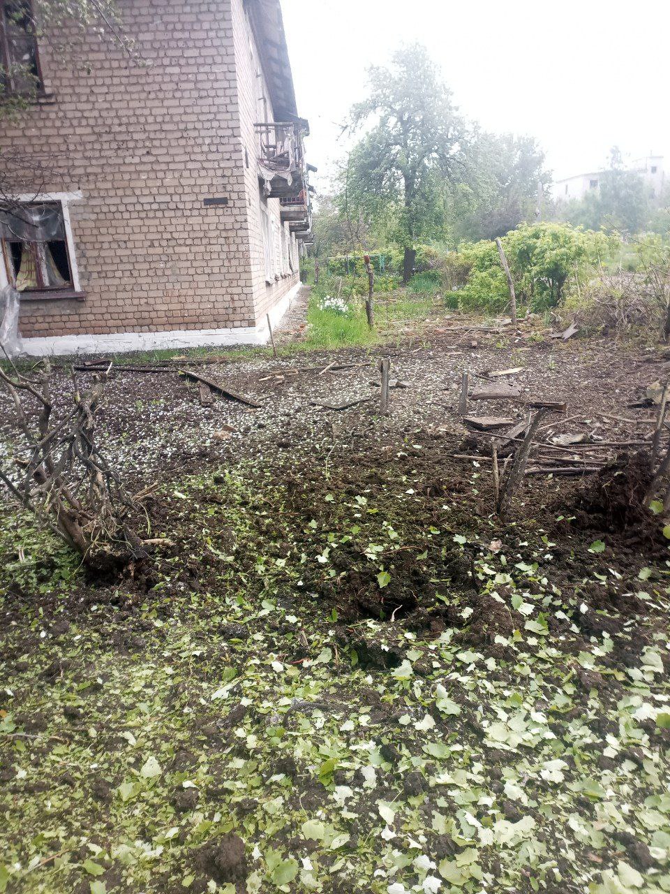 Фото № 5 – снаряд разорвался в непосредственной близости от жилого дома по адресу: ул. Загородняя, 19, Горловка