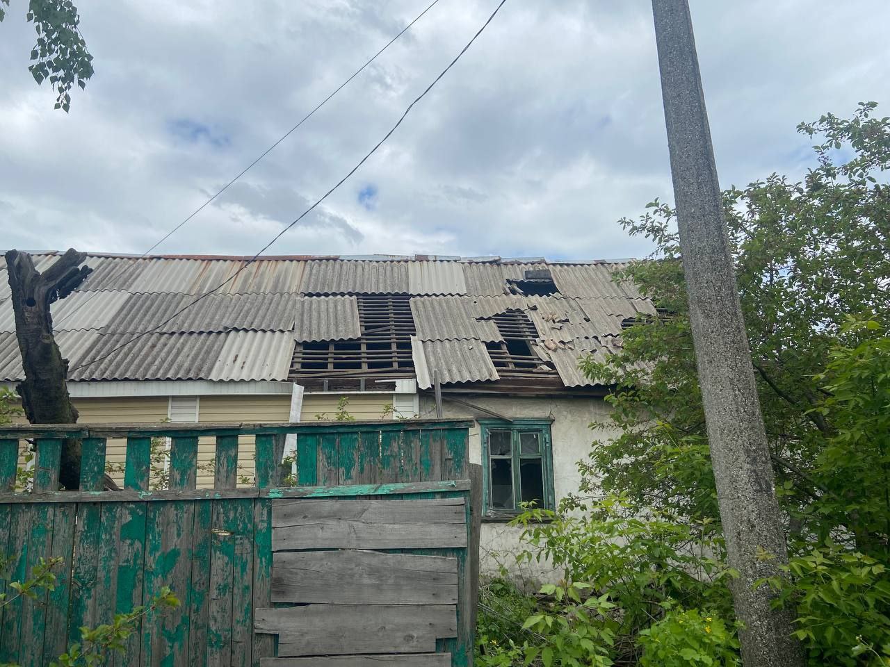 Повреждённый обстрелом дом по улице Цимлянская, 77