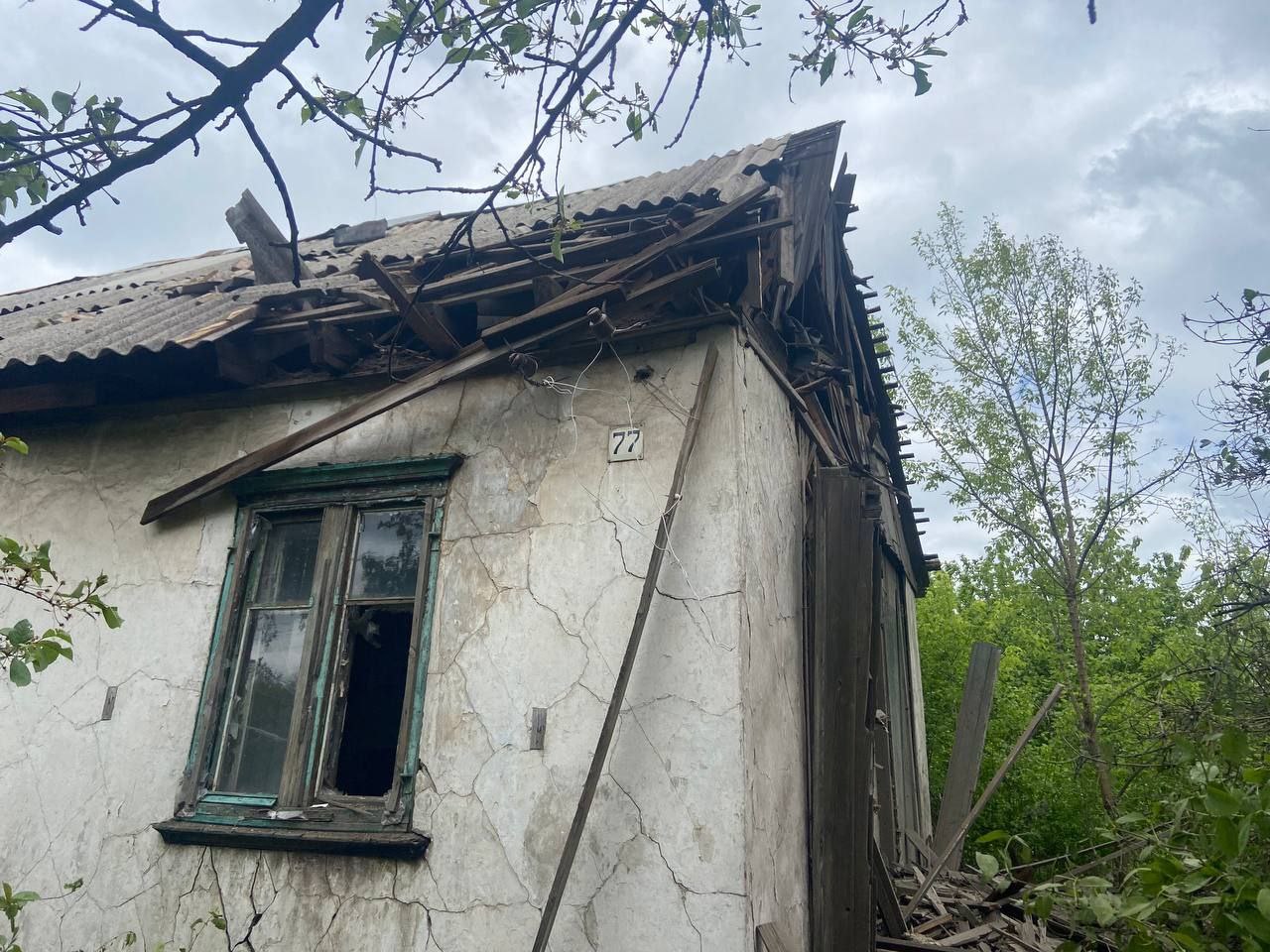 Повреждённый обстрелом дом в Горловке