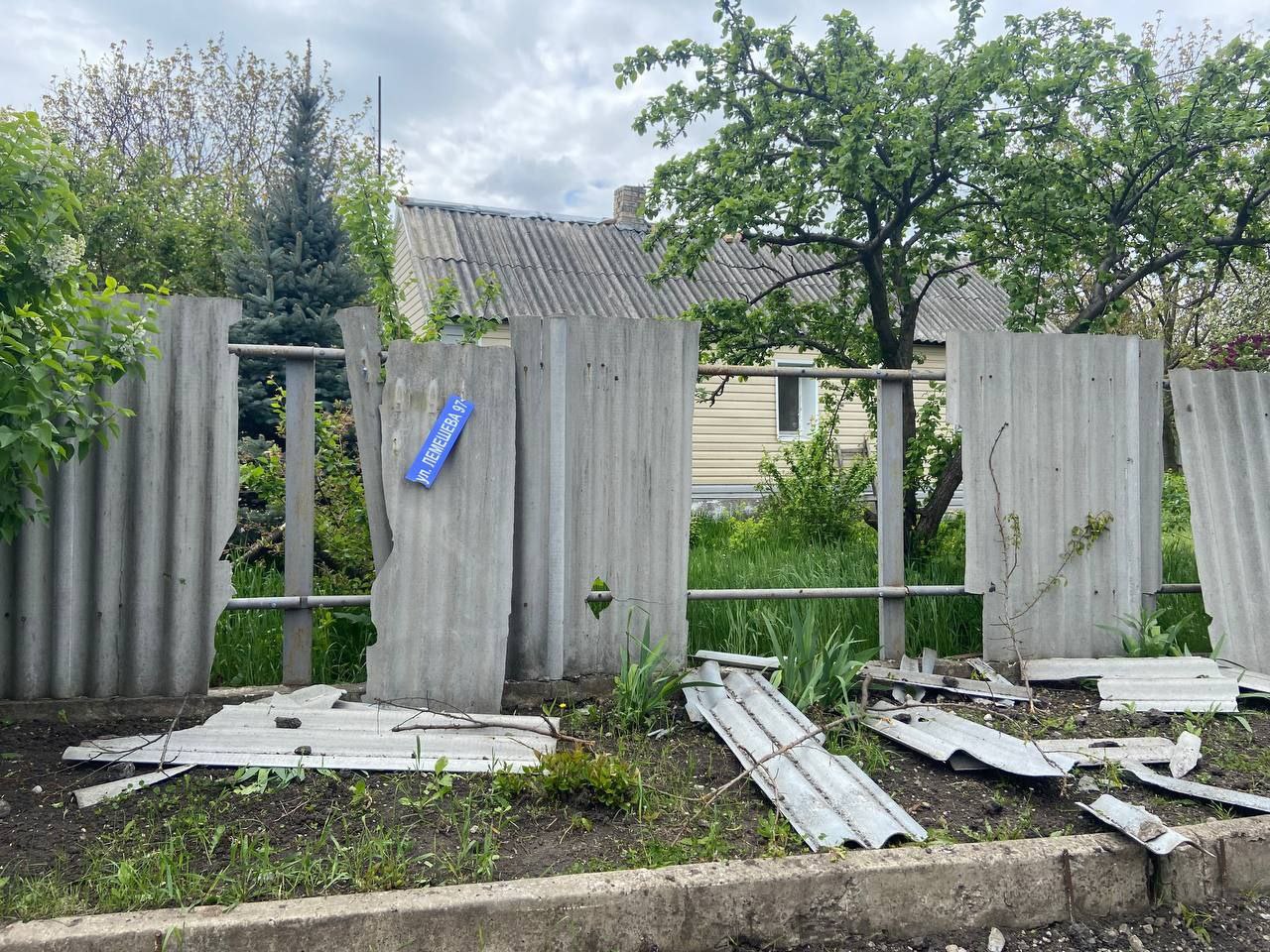 Повреждённый обстрелом дом по Лемешева 97