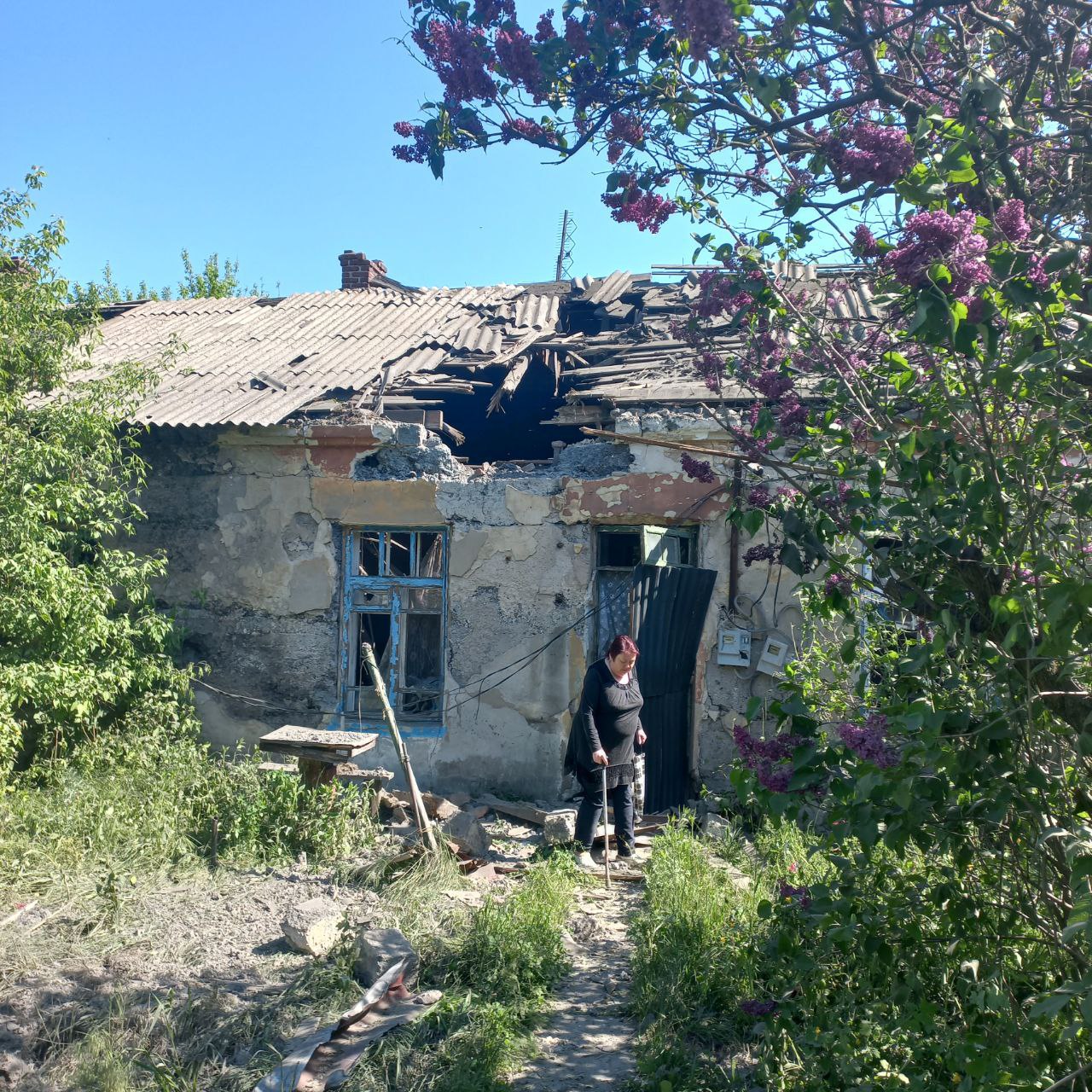 Фото № 1 поврежденный вследствие прямого попадания украинского снаряда в кровлю дом по адресу: ул. Королева, 177/4