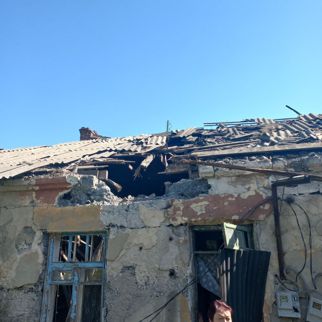 Фото № 2 поврежденный вследствие прямого попадания украинского снаряда в кровлю дом