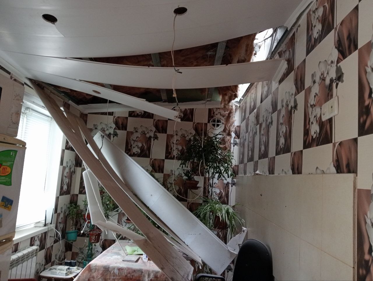 Последствия прямого попадания украинского снаряда в дом