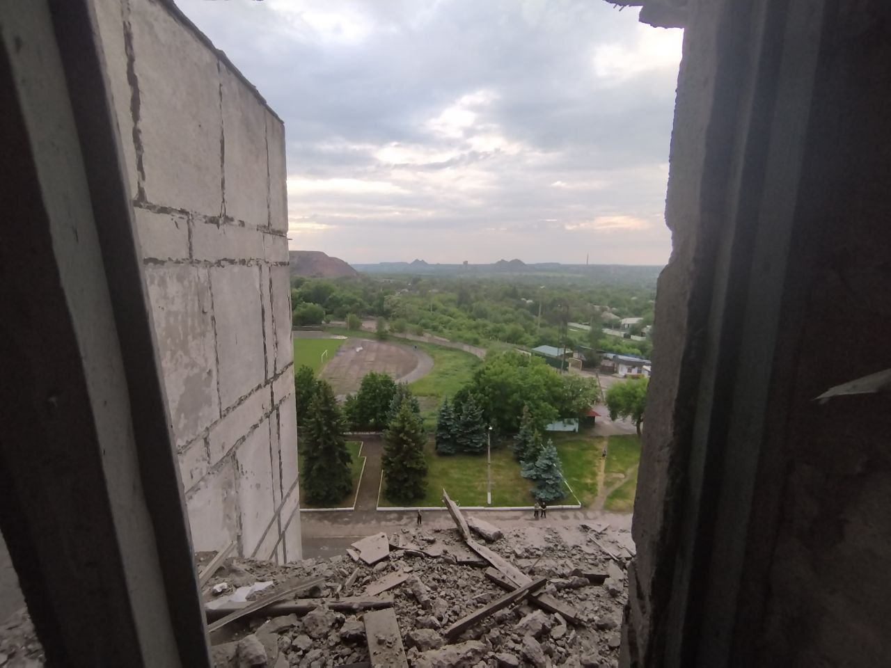Повреждённая обстрелом ВФУ квартира № 135 дома № 1 по улице Болотникова Горловка