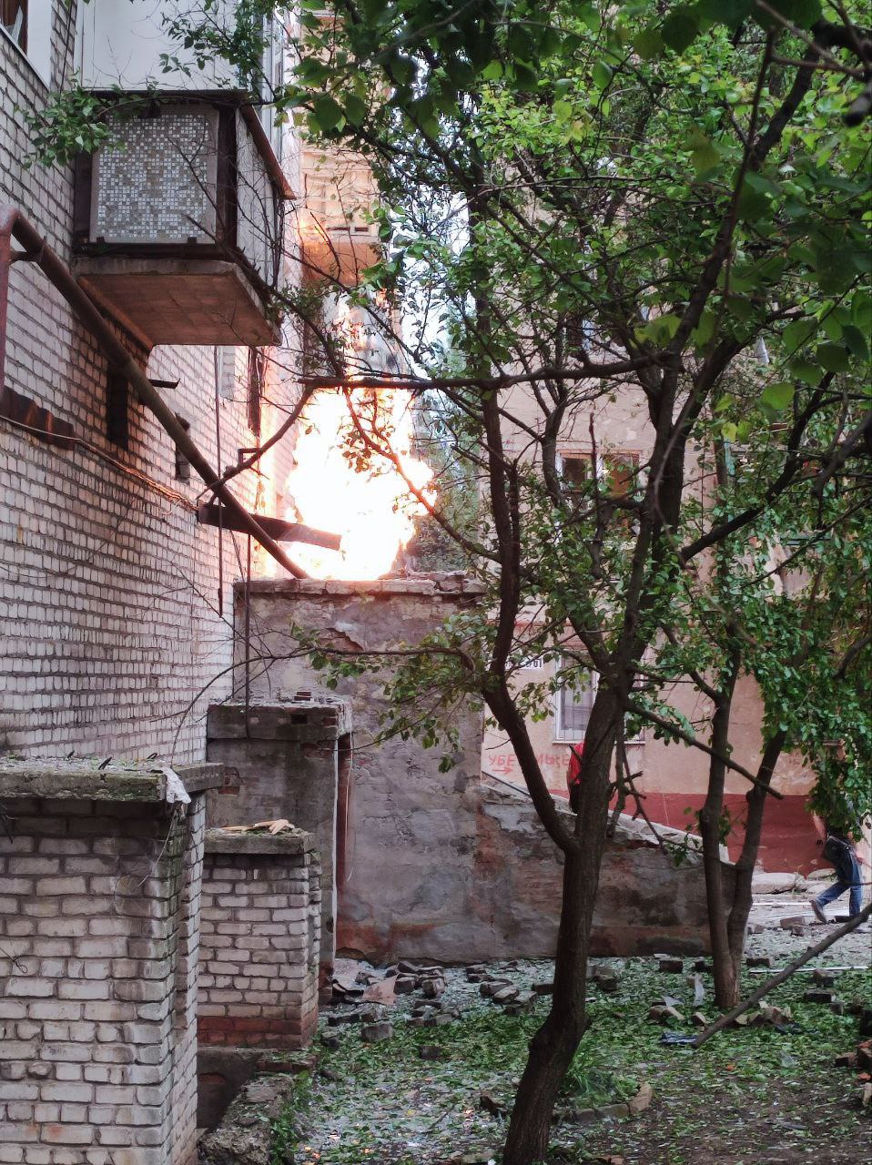 Фото повреждённого обстрелом ВФУ дома в Горловке
