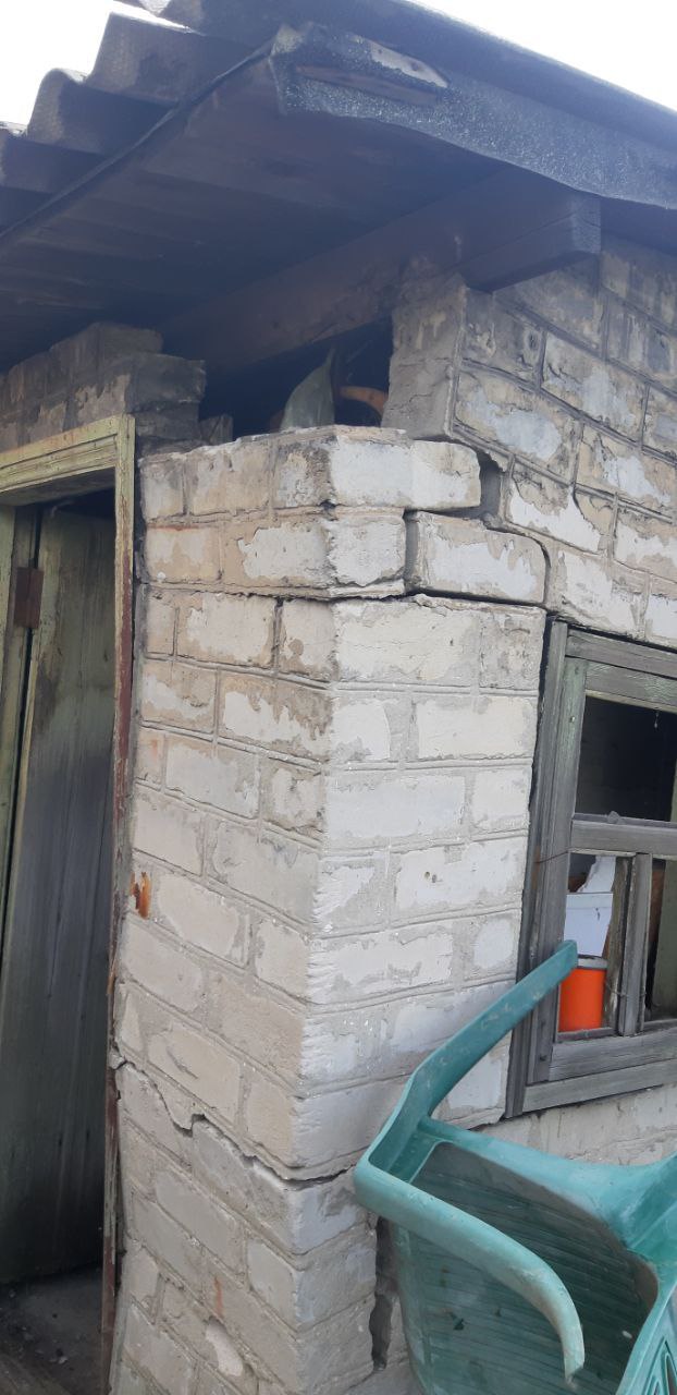 Повреждённый обстрелом украинских террористов дом по улице Таврическая, 11 Горловка