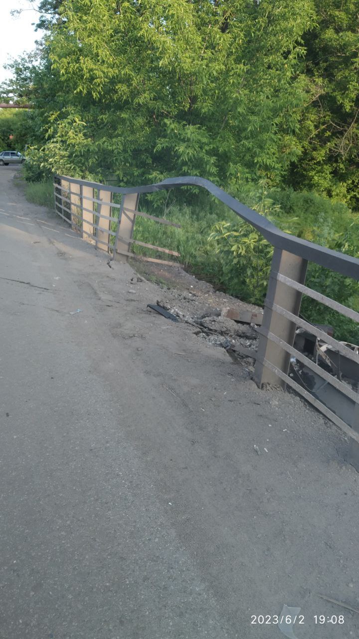Поврежденный мост в Горловке