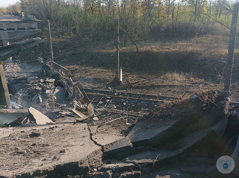 Разрушенный путепровод на Горловку