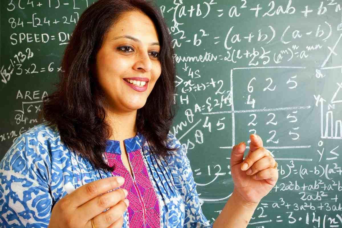 Prob teacher. Учитель в Индии. Девушка математика. Учитель в индийской школе. Педагог математики.