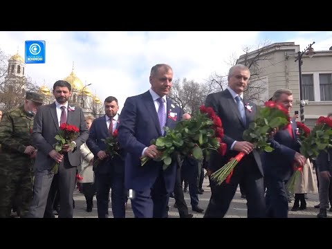 Возложение цветов к памятнику Возложение цветов к памятнику